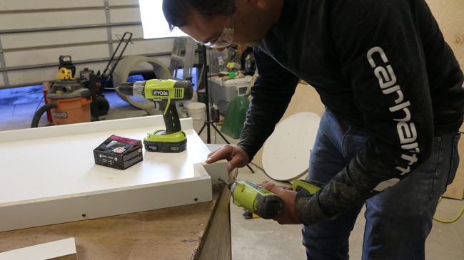 Assembling concrete table mold